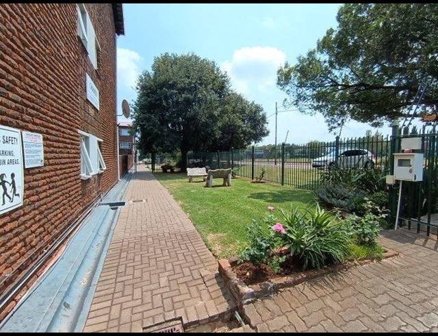 1 BEDROOM APARTMENT FOR SALE IN DORINGKLOOF